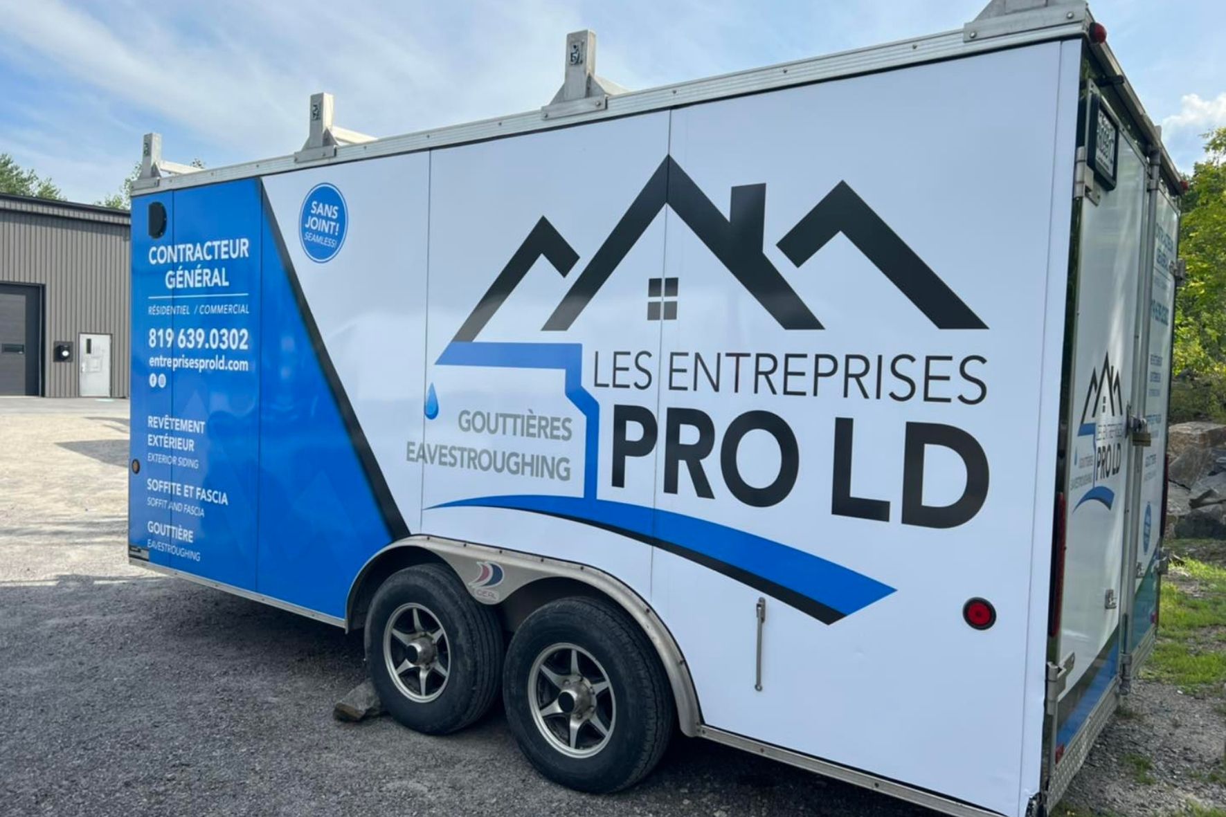 Remorque de chantier avec visuel graphique stationnée sur terrain extérieur au Québec